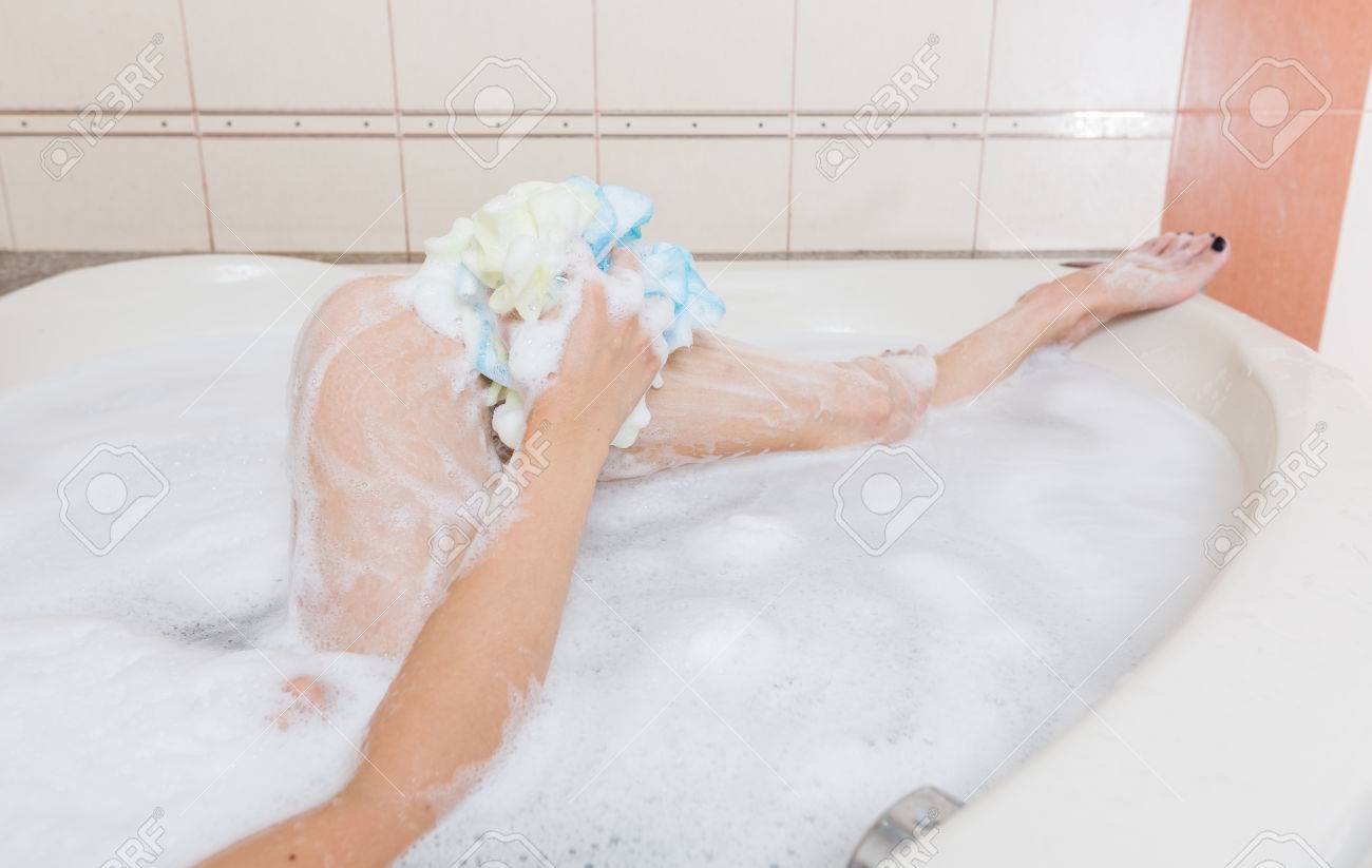 Дама купается в ванной 